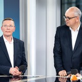 Andreas Bovenschulte (rechts), Spitzenkandidat der SPD in Bremen, und Frank Imhoff, Spitzenkandidat der CDU in Bremen stehen nach der Wahl in einem Fernsehstudio nebeneinander.