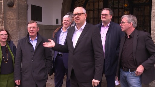 Mehrere Politiker sowie der Bremer Bürgermeister stehen vor dem Rathauseingang.