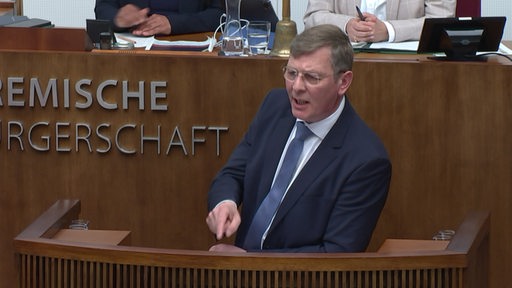 Frank Imhoff CDU Frationsvorsitzender steht in der bremischen Bürgerschaft am Rednerpult.
