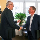 Frank Imhoff und Andreas Bovenschulte schütteln sich die Hände.