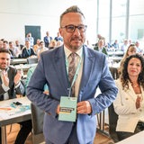 Heiko Strohmann, Landesvorsitzender der Bremer CDU, steht nach seiner Wiederwahl beim Landesparteitag der CDU Bremen vor applaudierenden Delegierten.