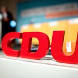 Das Logo mit den Buchstaben der CDU steht beim Kleinen Parteitag der CDU Niedersachsen im Weserbergland-Zentrum auf einem Rednerpult. 