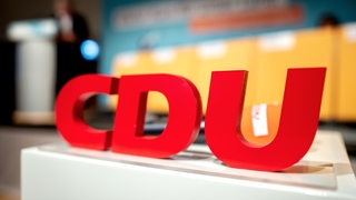 Das Logo mit den Buchstaben der CDU steht beim Kleinen Parteitag der CDU Niedersachsen im Weserbergland-Zentrum auf einem Rednerpult. 