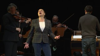 Die Mezzosopranistin Cecilia Bartoli singt auf der Bühne.