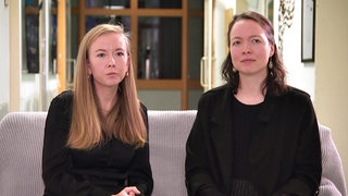 Die Gründerinnen Céline Rohlfsen und Julia Twachtmann auf einem Sofa.