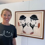 Eine Frau steht vor einem Bild.