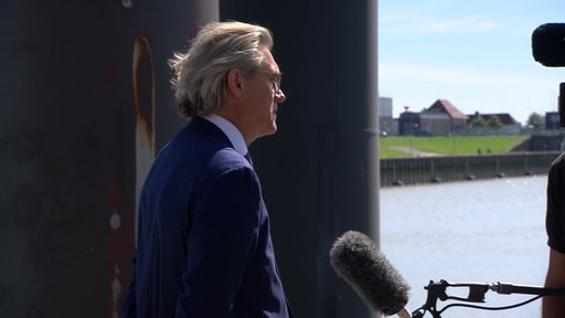 Der Chef von Bremerports, Robert Howe, während eines Interviews in Bremerhaven.
