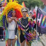 Zwei bunt gekleidete Teilnehmer einer CSD-Parade