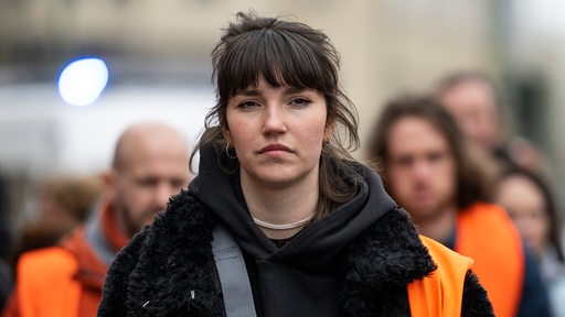 Clara Hinrichs ist Sprecherin der Klima-Aktivisten der Gruppe "Letzte Generation". Sie wurde jetzt in Frankfurt zu 2 Monaten Haft auf Bewährung verurteilt.