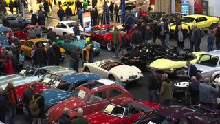 Viele Besucher gucken sich die Oldtimer Autos im Classic Motorshow in Bremen an. 