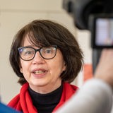 Bremens Gesundheitssenatorin Claudia Bernhard spricht in Mikrofone.