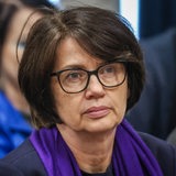 Gesundheitssenatorin Claudia Bernhard schaut in die Kamera und verzieht keine Miene