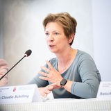 Claudia Schilling (SPD), Senatorin für Justiz und Verfassung sowie für Arbeit, Soziales, Jugend und Integration, bei einer Pressekonferenz nach der Jugend- und Familienministerkonferenz. 