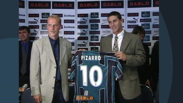 Der damals 20 Jährige Claudio Pizarro hält sein Triko neben Thomas Schaaf hoch. 