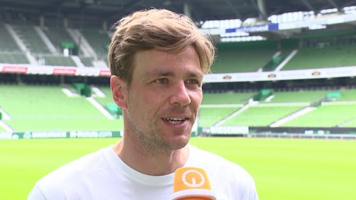 Werder Bremens sportlicher Leiter Clemens Fritz während eines Interviews im Stadion