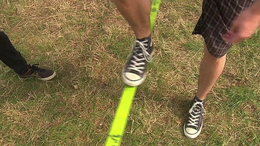 Fuß auf einer Slackline