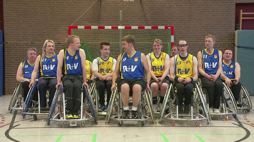 Gruppenbild von Basketball-Team in Rollstühlen