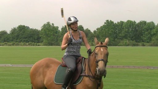 Reporterin auf einem Pferd