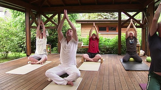 Männer auf Yoga-Matten