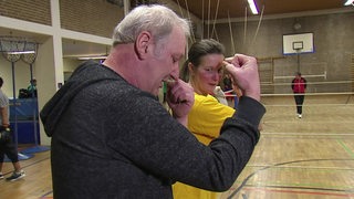 Trainer zeigt die Schlagtechnik ohne Boxen-Handschuh