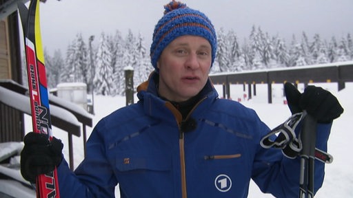 Reporter mit Ski und Stöcken