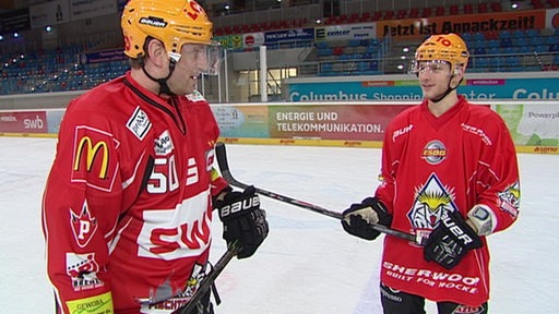 2 Eishockey-Spieler auf der Eisfläche