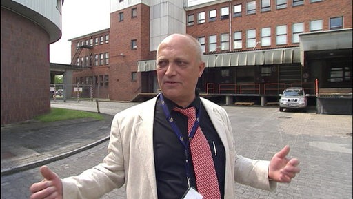 Betriebsleiter Hartwig Ehmke zeigt Fabrik.