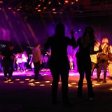 Tanzende Menschen in einer Disco.