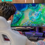 Ein Jugendlicher sitzt vor einem Bildschirm und spielt ein Computerspiel