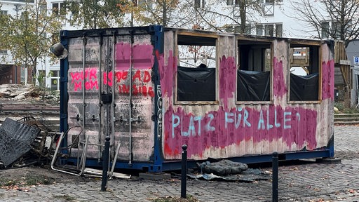 Ein Teffpunkt der Drogen-Szene auf dem Lucie-Flechtmann-Platz in der Neustadt ist ausgebrannt. 