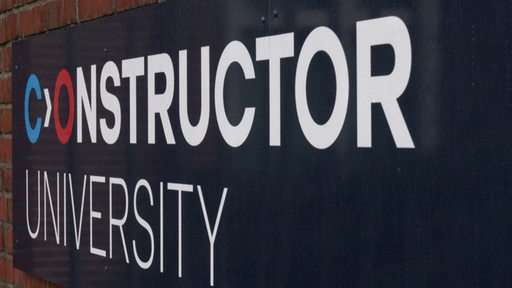 Ein Schild mit der Aufschrift "Constructor University".