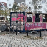 Ein Treffpunkt der Drogen-Szene auf dem Lucie-Flechtmann-Platz in der Neustadt ist ausgebrannt. 