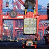 Container-Terminal vom Boden aus fotografiert