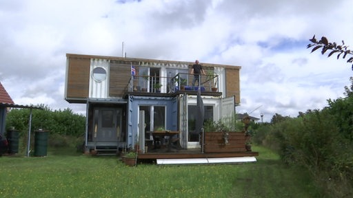 Mehrere Container zu einem Wohnhaus gebaut.