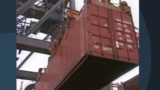 Zu sehen ist ein Container an einem Kran.