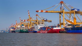 Containerschiffe am Containerterminal mit extrem langer Stromkaje.