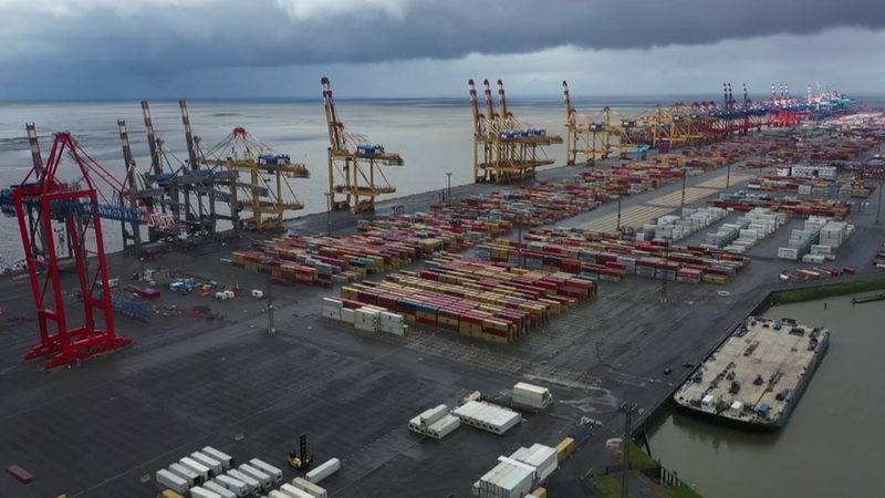 Eine Luftaufnahme vom Bremerhavener Containerterminal am Meer.