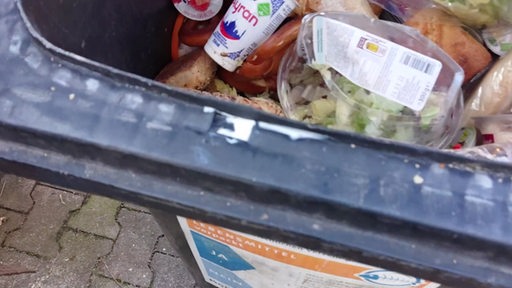 Lebensmittel in einer Mülltonne.
