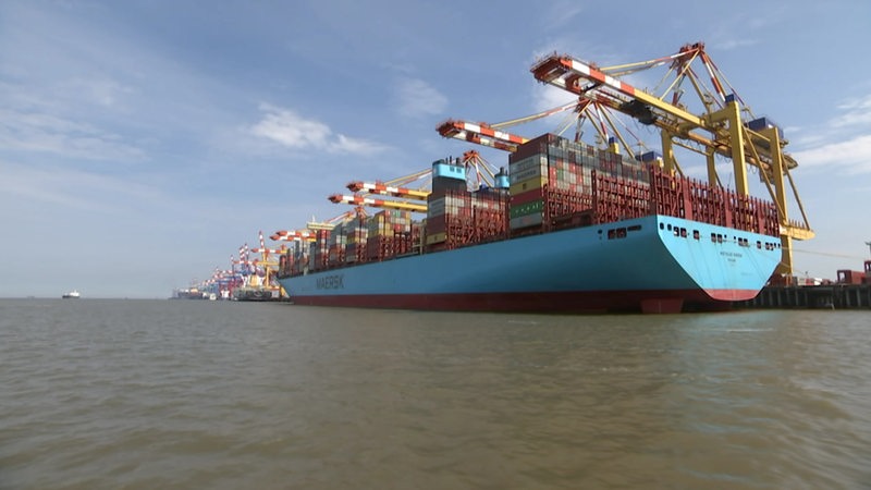 Ein großes Containerschiff liegt an der Kaje in Bremerhaven.