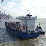Das Containerschiff "Elbwave" legt an der Stromkaje in Bremerhaven an.