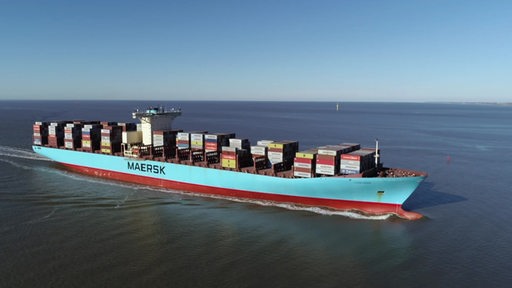 Zu sehen ist ein Maersk Containerschiff bei Fahrt.