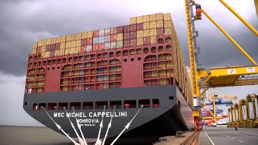 Ein Containerschiff liegt im Hafen von Bremerhaven.