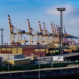 Container und Containerbrücken sind im Containerterminal im Seehafen Bremerhaven zu sehen.