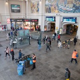 Menschen in der Bahnhofshalle im Hauptbahnhof Bremen