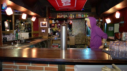 Ein leerer Tresen einer Bar.