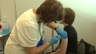 Eine Jugendliche bekommt im Impfzentrum Bremen eine Spritze mit dem Impfstoff gegen das Corona-Virus.