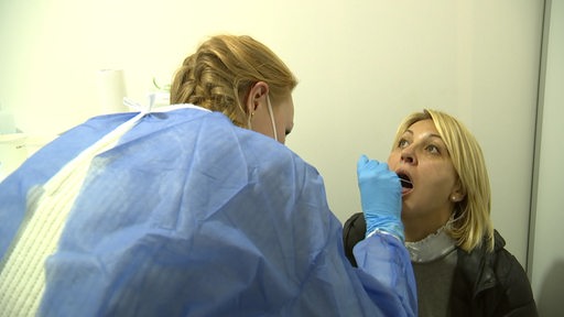 Ein kostenpflichtiger Coronatest wird bei einer Frau im Testzentrum gemacht. 