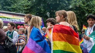 Teilnehmende laufen beim CSD durch Bremen