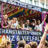 Teilnehmende laufen beim CSD durch Bremen