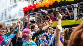 Teilnehmende laufen beim CSD durch Bremen